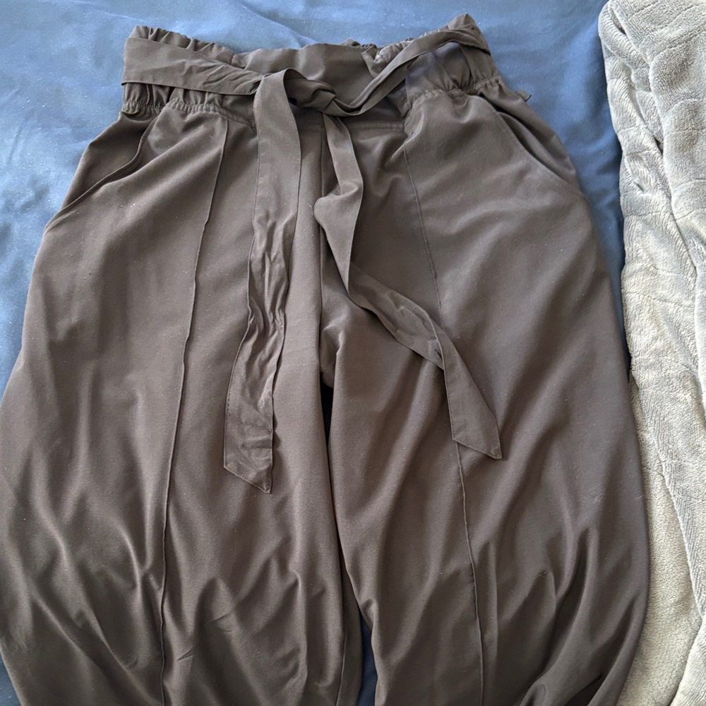 lululemon Black High-Rise Performance Leggings with Elastic Waistband